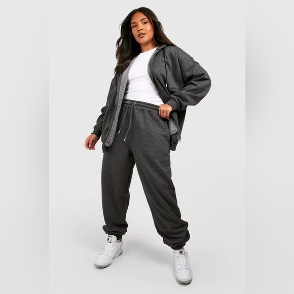 120. NWT BOOHOO RECYCLED PLUS BASIC CUFFED HEM CHARCOAL JOGGERS 24/4XL - Picture 3 of 3